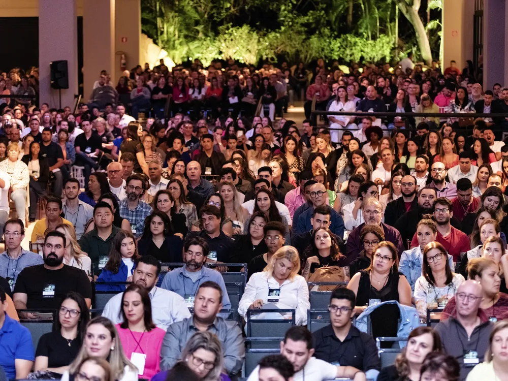Multidão em evento ao ar livre