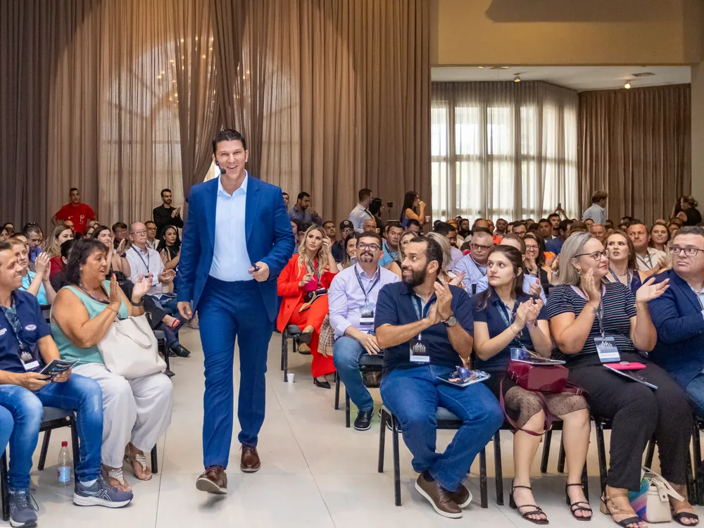 Roberto Tostes entre o público