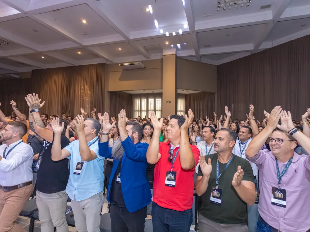 Público vibrando de mãos ao alto