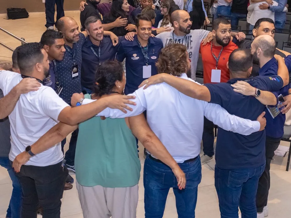 Abraço em grupo durante evento