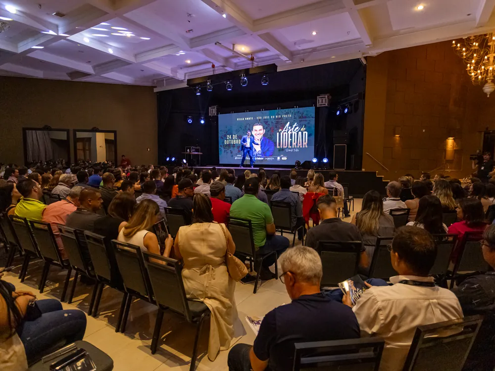 Auditório lotado com palco