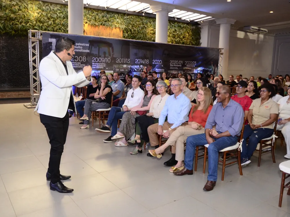 Roberto Tostes conduzindo treinamento