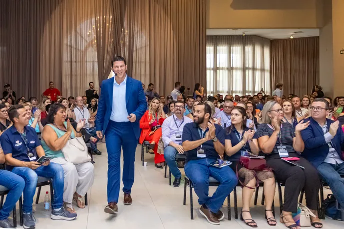 Roberto Tostes entre o público em evento