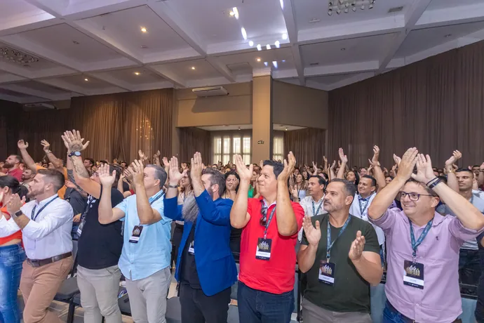 Público vibrando durante treinamento