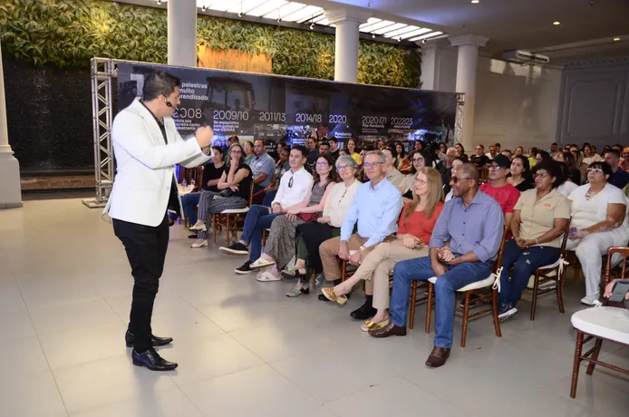 Roberto Tostes em treinamento corporativo